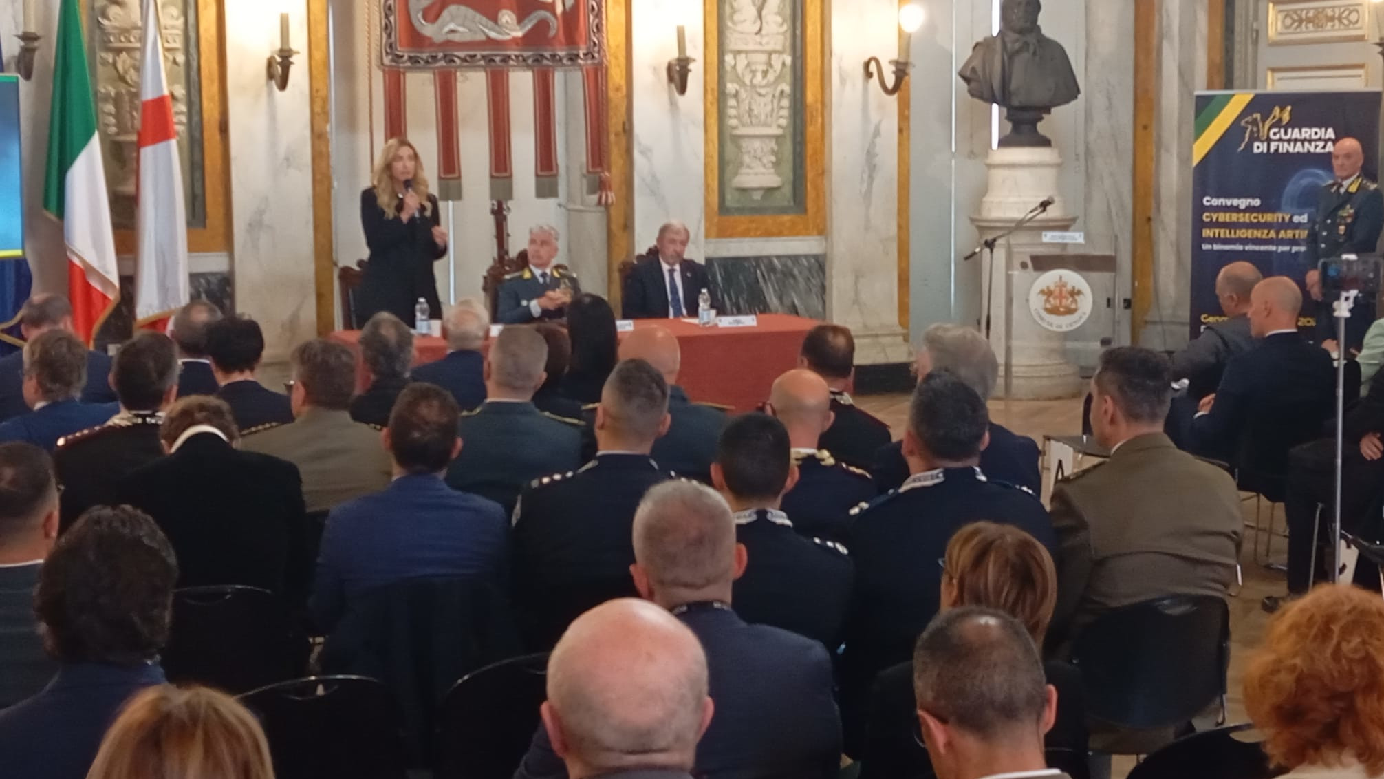 La sindaca di Genova Silvia Salis e il presidente di Regione Liguria Marco Bucci, accanto al comandante interregionale dell’Italia Nord-Occidentale della Guardia di Finanza, generale Virgilio Pomponi