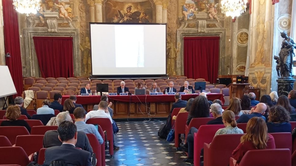 L'Aula Magna di via Balbi 5 gremita per il convegno "Chi decide, chi eroga?"